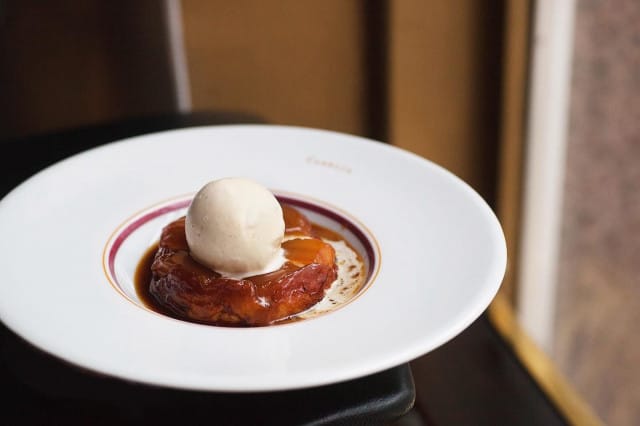 Klassinen Tarte Tatin kruunaa naistenpäivälounaan.