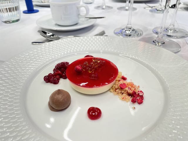 Juhlaleivos päättää herkullisen menun.