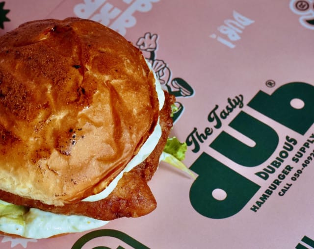 Hellmann's maustaa Dub Burgerin kampanjaburgerin.