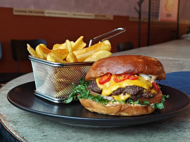 Bistro Palon Red Hot Chili Smash Burger sopii tulisen ruoan ystäville kuin nenä päähän.