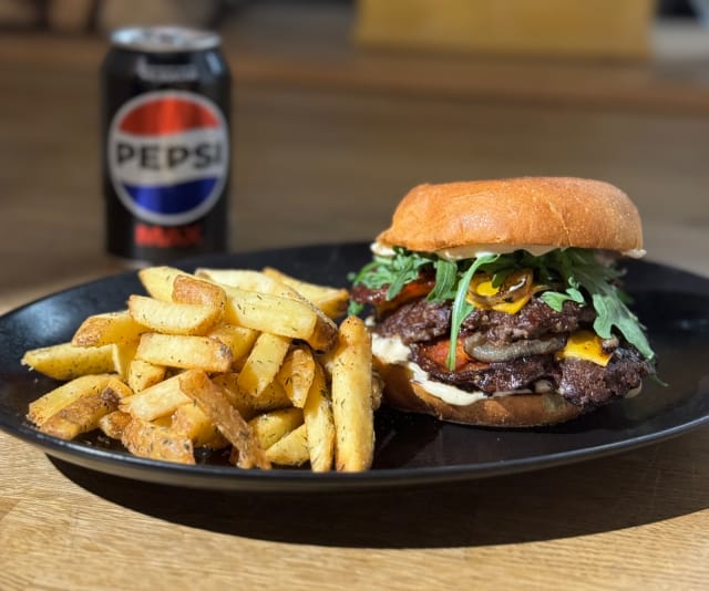 Amigon spesiaaliburgerista ei makua puutu!