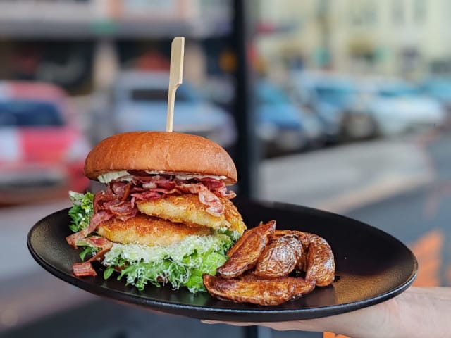 Lone Star on loihtinut caesarsalaatista burgerin.