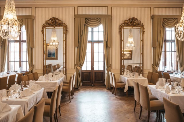 Svenska Klubbenin äitienpäivälounas nautitaan juhlavassa miljöössä.