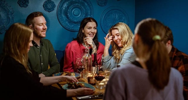 Ilveksessä nautitaan äitienpäiväherkkuja.