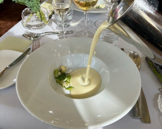 Kuohkea parsakeitto on täydellinen aloitus parsamenulle.