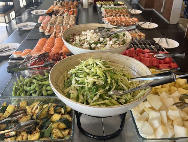 Mono Sushin buffetti kutsuu nauttimaan.