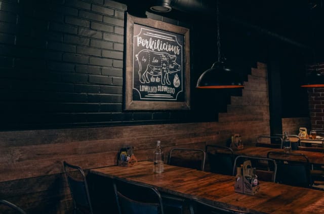 Smokehouse Brosin asiakkaat pääsevät nauttimaan paitsi herkullisesta ruoasta myös rennosta ja viihtyisästä ilmapiiristä.