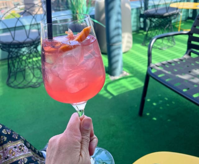 Raparperi-verigreippimocktaili maistuu kuumana kesäpäivänä.