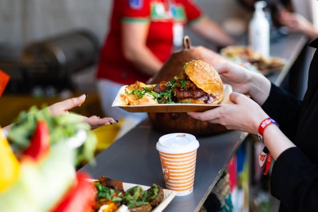 Flow Festivalin 20-vuotista taivalta juhlitaan Helsingin Suvilahdessa 9.–11.8.2024!