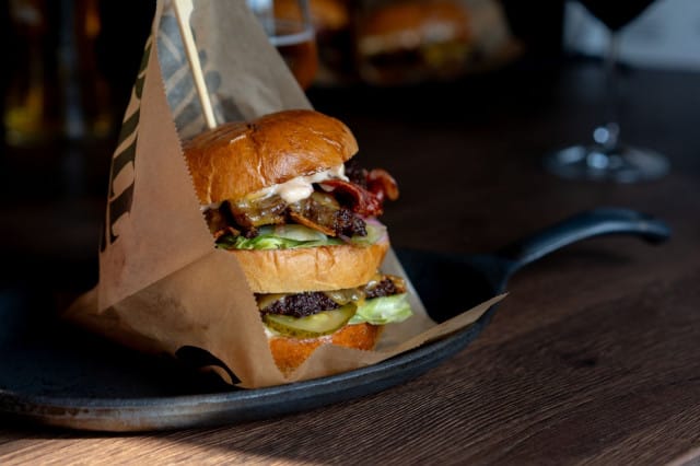 Grill Room Hankasalmen suosituin burgeri on Pahis-kerroshampurilainen.