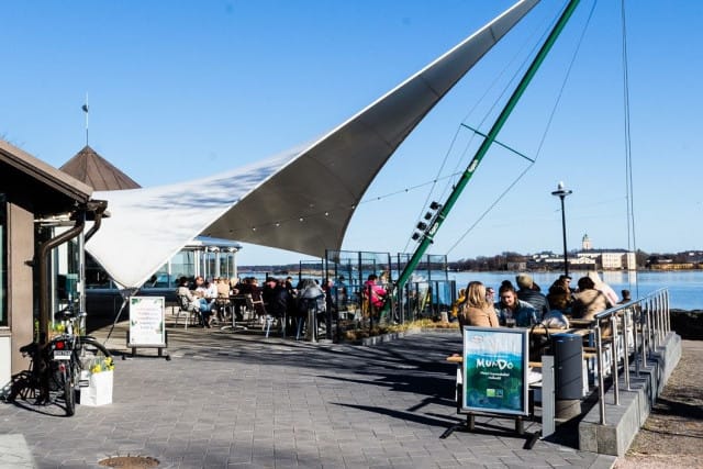 Ursula sijaitsee merellisissä maisemissa.