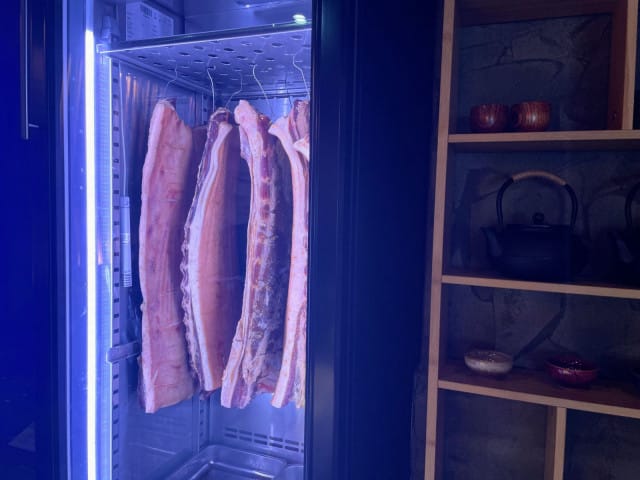 Dry age -kaapissa roikkuvat lihat toimivat myös sisustuselementtinä.