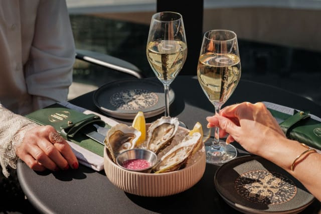 Tuoreita ostereita ja samppanjaa lentokoneiden kiitäessä ohi - siinä vasta mainio yhtälö!