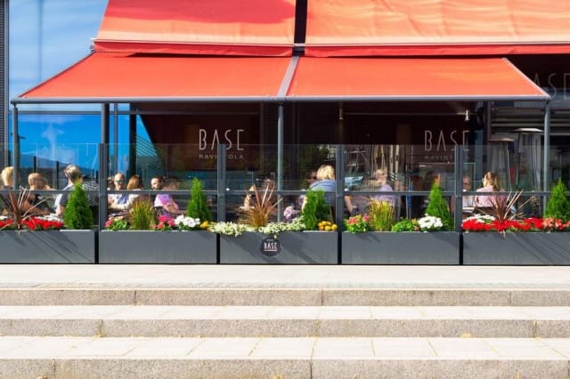 Base sijaitsee hyvien liikenneyhteyksien päässä keskellä Leppävaaraa.