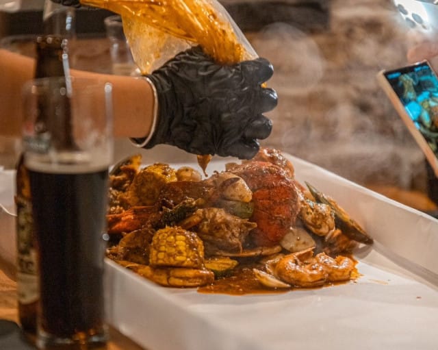 Holy Crabissa syöminen on elämys isolla E:llä.