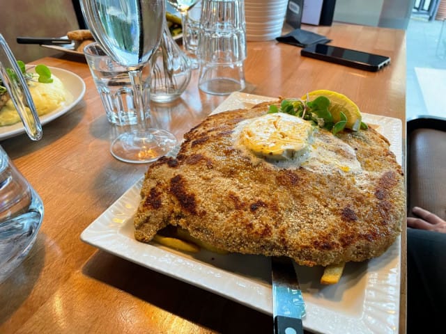 Weeruskan jättileike mahtuu juuri ja juuri lautaselle.