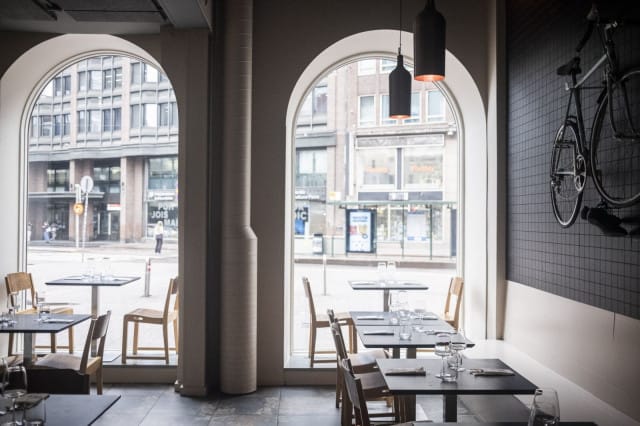 Retro Enoteca on intiimi, alle 50 paikan ravintola, joka on auki seitsemänä päivänä viikossa.