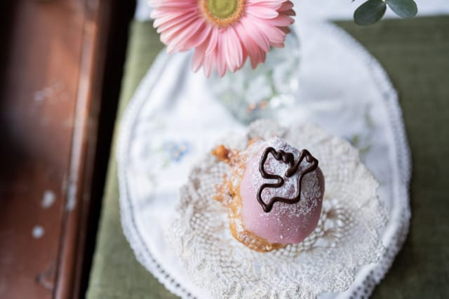 Cafe Qwenselin peacepis yhdistää piispiksen ja norjanmunkin, leivonnaisen päällä on rauhankyyhky.