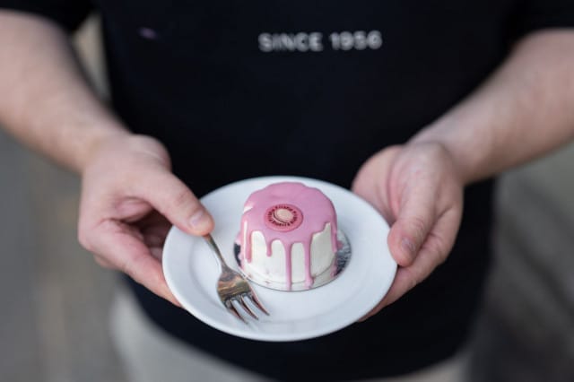 MBakery on luonut kermapiispiksen, joka on muodoltaan leivos.