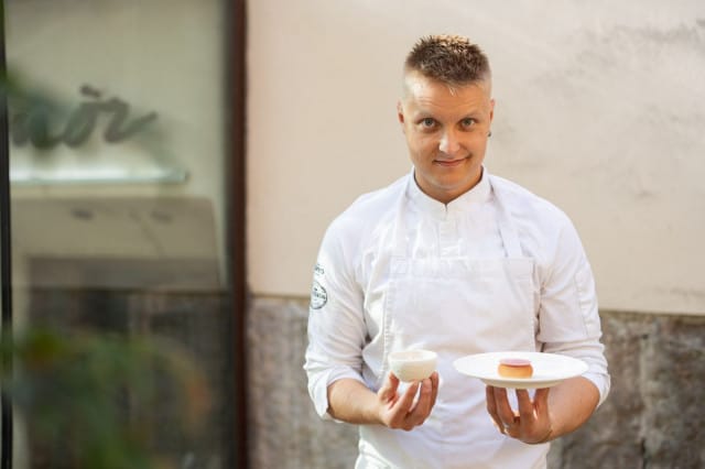 Ravintola Smörin piispis on osa ravintolan menua: se on kerma-bavaroise, joka tarjoillaan kahvi-granitan kera.