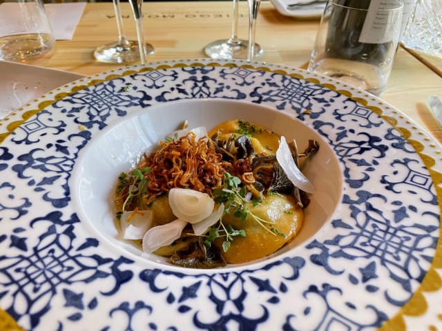 Häränhäntäraviolit saivat rinnalleen suppilovahveroita.