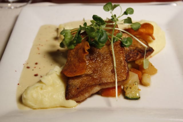 Vanhat punatiiliseinät ja kynttilöiden loiste siivittävät 2h+k:n illalliselämystä.