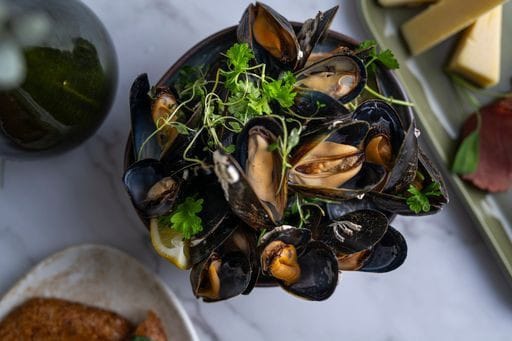 Henriks tarjoilee ranskalaistyyppistä bistroruokaa ja nautinnollisia juomia tarkkaan valituista raaka-aineista.