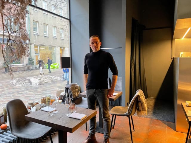 Omistaja David Alberti voi tarkkailla uuden ravintolansa rakentumista Naturan ikkunasta.