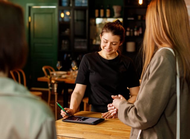TableOnline pöytävarausjärjestelmä on suunniteltu helpottamaan sekä asiakkaiden että ravintoloiden arkea.