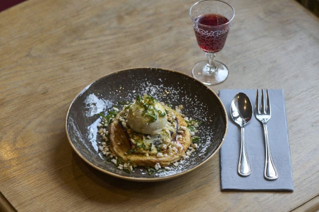 Mimosa herää täyteen kukoistukseensa kesällä.