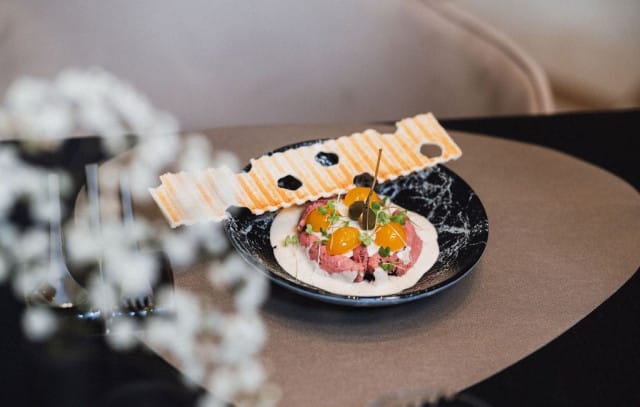 Ravintola tekee tiivistä yhteistyötä paikallisten viljelijöiden, metsästäjien ja kalastajien kanssa varmistaakseen, että raaka-aineet ovat aina tuoreita ja laadukkaita.