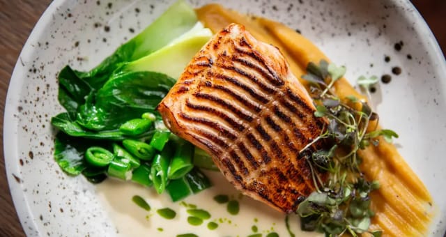 Kogu Restossa vaikuttavat kaksi huippukokkia; ravintoloitsija ja keittiömestari Pavel Gurjanov sekä Jim Treier.