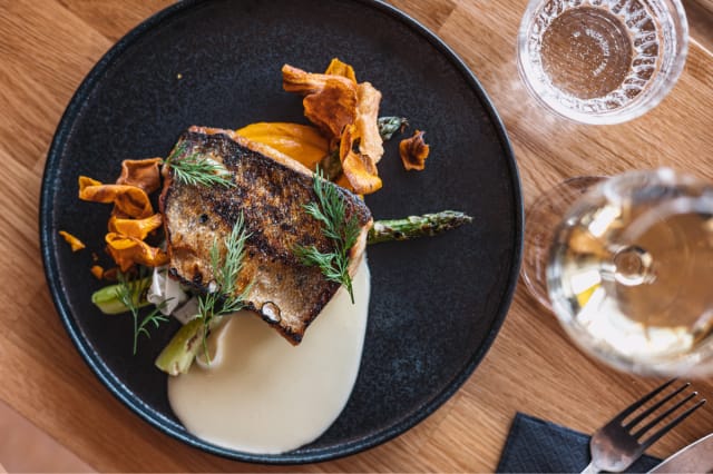 Luoto on kuin pieni kylä järven päällä.