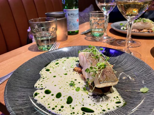 Lautasella vaellusturskaa, lasissa Chardonnayta.