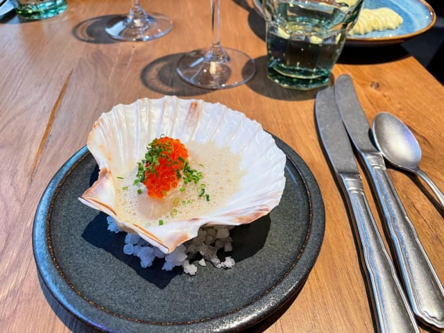 Konffattu kampasimpukka näyttää ja maistuu ihanalta.