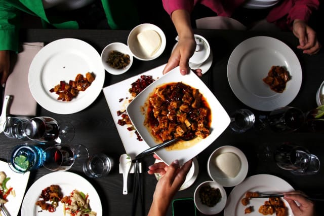 SYÖ!-viikot tarjoavat hyvän syyn kerätä kaverit kasaan yhteisen pöydän äärelle.