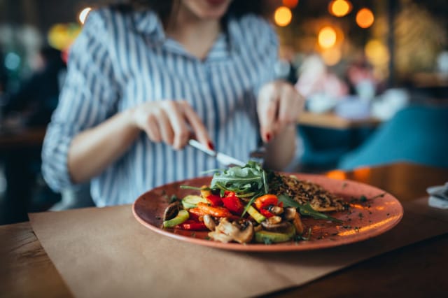 Kampanja ei vaadi suuria järjestelyitä, mutta se tuo ravintolallesi lisämyyntiä, uusia asiakkaita ja laajan näkyvyyden ilman ylimääräistä työtä.