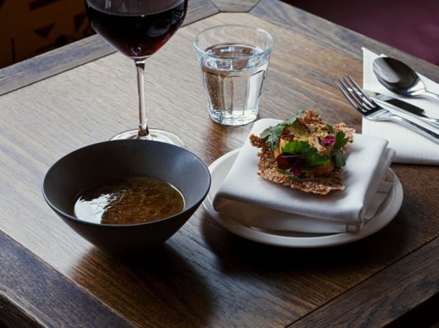 Hereford-liemi saa rinnalleen hauesta valmistetun, tattarikeksin päällä tarjoillun chorizomakkaran.