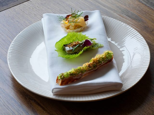 Alkuruoissa esitellään paitsi erilaisia kaloja, myös erilaisia ruoanvalmistustekniikoita.