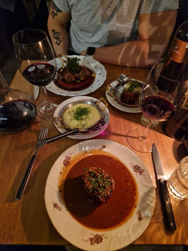 Leikityskärryllä viimeistelty uskomattoman murea Chateaubriand härän sisäfile konjakki-pippurikastikkeessa sekä grillattua karitsankaretta.