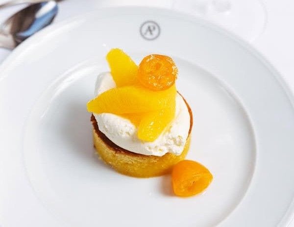 Vappupäivän vietto sujuu Alexanderplatsissa keväisissä tunnelmissa.