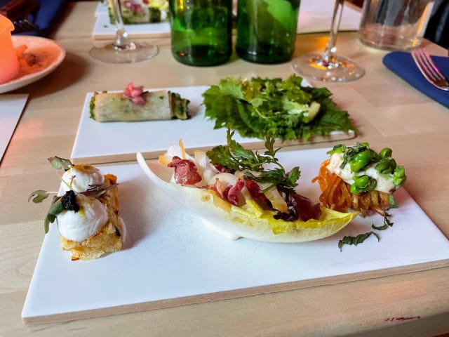 Alkupalat tarjoilevat lupauksen keväästä; raikkaita makuja, herkkiä aromeja ja sesongin ensimmäisiä vihreitä.