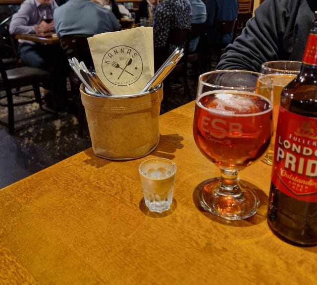 Illallisen alussa otetaan perusasiat haltuun: Marskin ryyppy & Fuller's London Pride