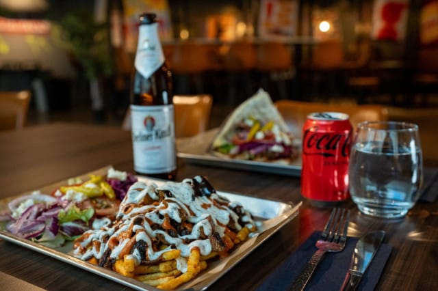 Berliiniläisen dönerin alkulähteille pääset Bröner-ravintoloissa Kalliossa ja Rautatientorilla.