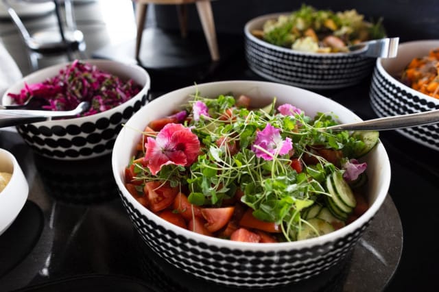 Finlandia Cafe & Winessa äitienpäivän kruunaa kakkubuffa!