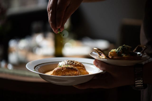 Maanantaista lauantaihin palvelevan Bouchon Carêmen yhteydestä löytyy myös tyylikäs baari.