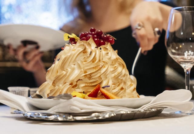 Uunijäätelö kruunaa syntymäpäivämenun.