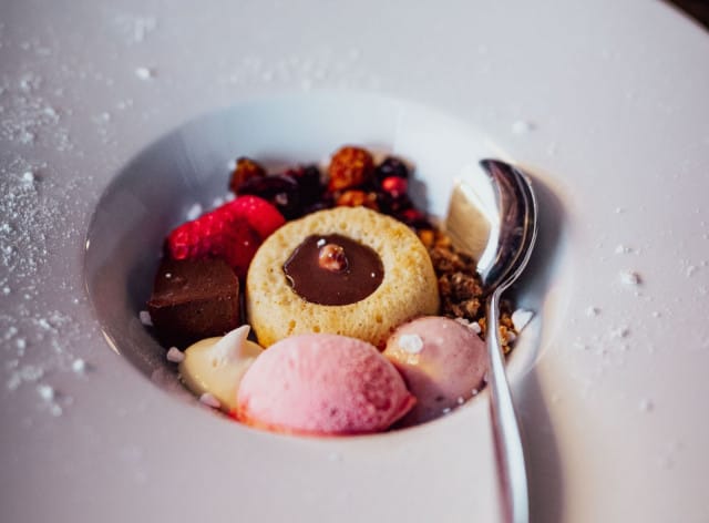 Merimakasiinissa tarjoillaan perinteinen äitienpäivän merellinen menu.