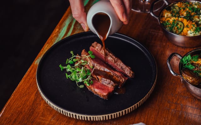 Lönkka Bull & Bottle hemmottelee äitejä herkullisella menulla.