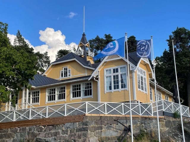 Paviljongilla on pitkä ja perinteikäs historia purjehtijoiden ja vierailijoiden kohtaamispaikkana.